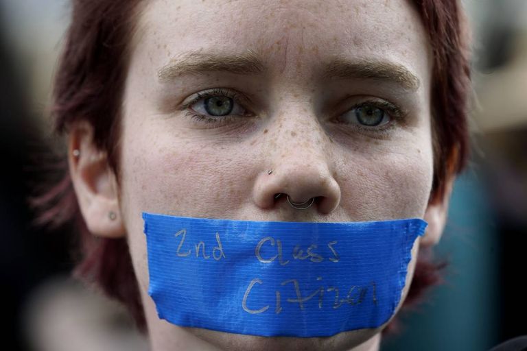 الحزن يخيم على وجوه الأمريكيات بعد إلغاء حق الإجهاض