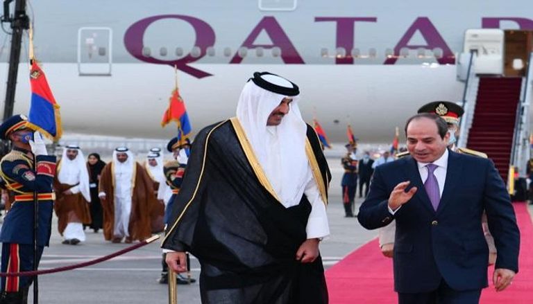 الرئيس المصري عبدالفتاح السيسي خلال استقبال أمير قطر