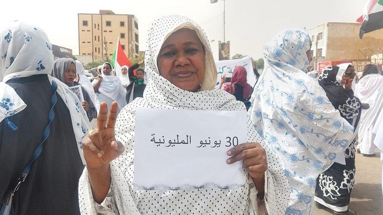 مظاهرات الثوب الأبيض لسيدات سودانيات في أم درمان جانب من مظاهرات اليوم بالخرطوم