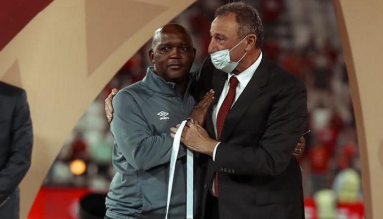 موسيماني مع محمود الخطيب رئيس الأهلي في نهائي دوري أبطال أفريقيا