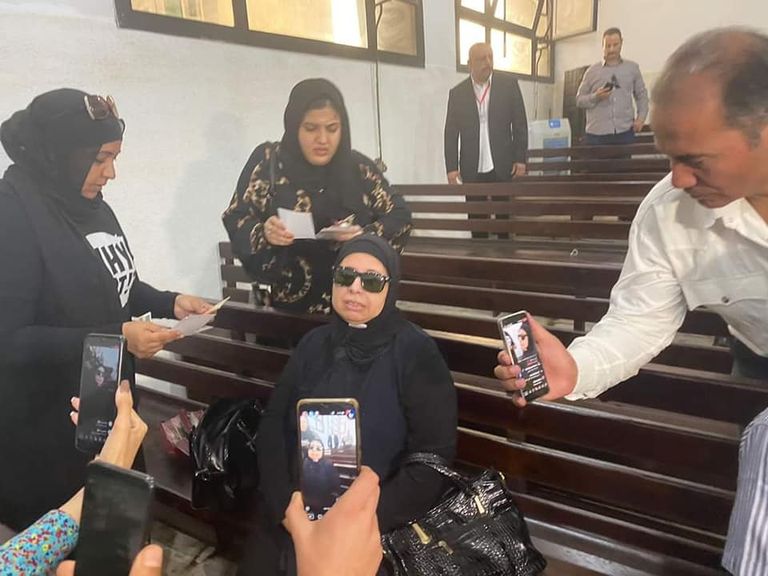بكاء أسرة نيرة أشرف في محاكمة قاتل ابنتها أسرة نيرة أشرف خلال جلسة المحاكمة