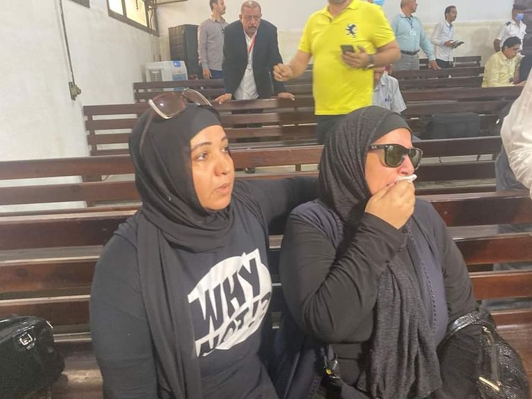 بكاء والدة نيرة أشرف في المحكمة انتظارا لبدء محاكمة محمد عادل قاتلها