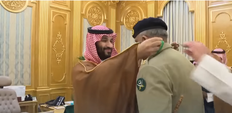 جانب من لقاء ولي العهد السعودي وقائد الجيش الباكستاني