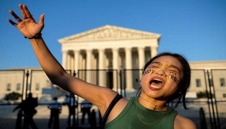 أمريكية تحتج أمام المحكمة العليا ضد قرار حظر الإجهاض - رويترز