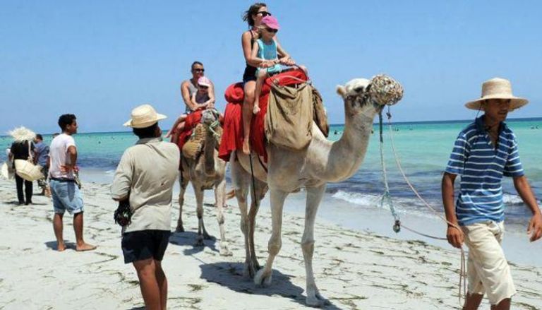 سياح أجانب في شاطئ مغربي - أرشيفية