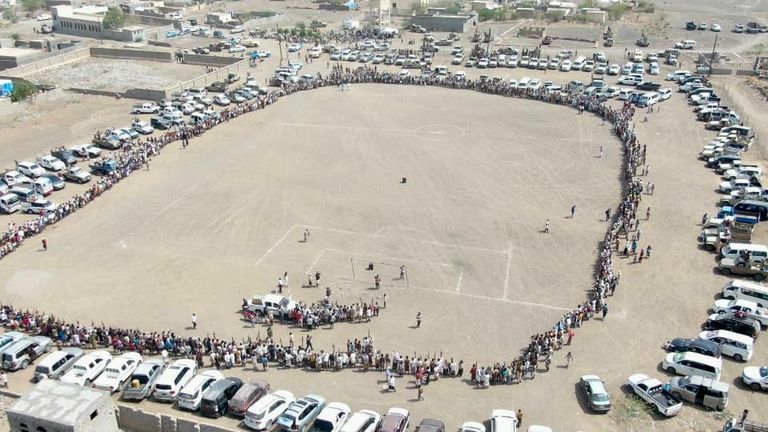 وقفة مسلحة لقبائل الساحل الغربي في حيس لفضح أكاذيب الحوثي بشأن النساء 1 وقفة مسلحة لقبائل الساحل الغربي في حيس لفضح أكاذيب الحوثي بشأن النساء