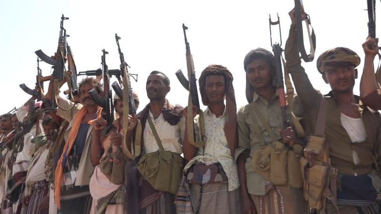 وقفة مسلحة لقبائل الساحل الغربي في حيس لفضح أكاذيب الحوثي بشأن النساء