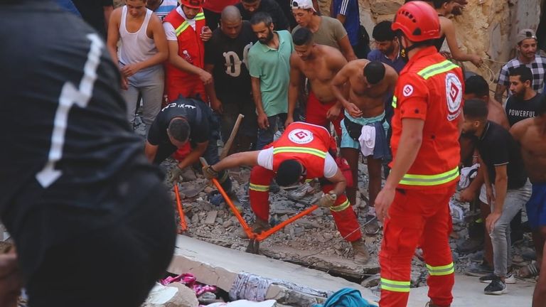 عمليات الإنقاذ تحت المبنى المنهار