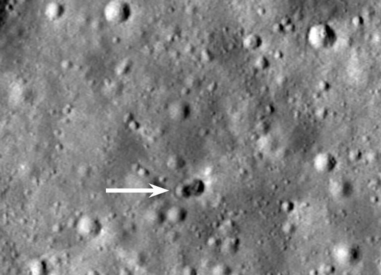الحفرة المزدوجة التي أحدثها اصطدام الصاروخ بالقمر