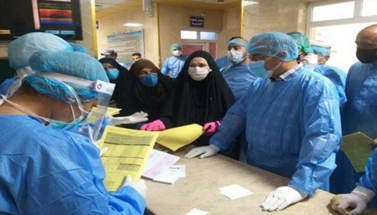 مرضى كورونا عند صالة طوارئ في أحد المستشفيات العراقية