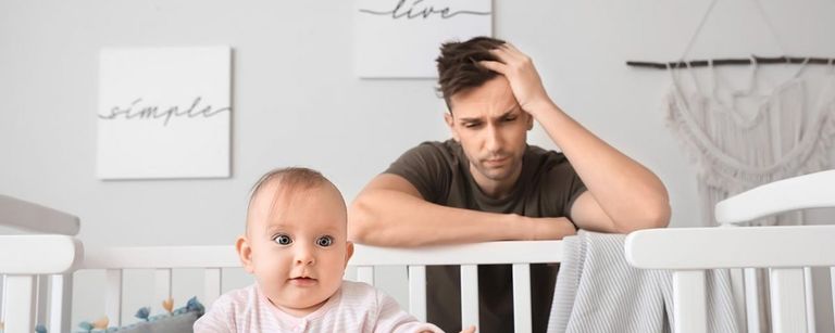 أب يحمل طفله حديث الولادة - أرشيفية