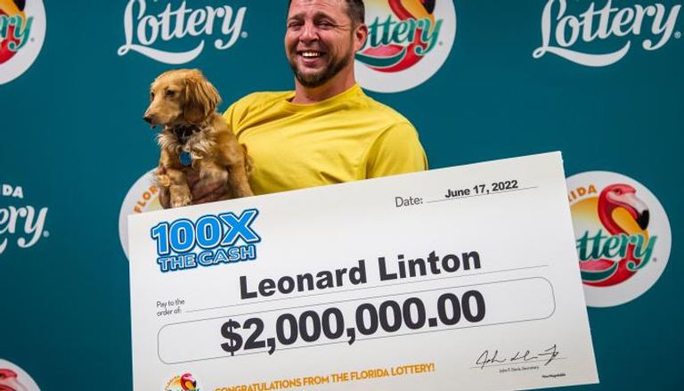  ليونارد لينتون مع كلبته والجائزة