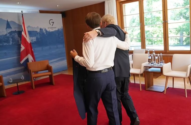 جونسون وماكرون خلال لقائهما