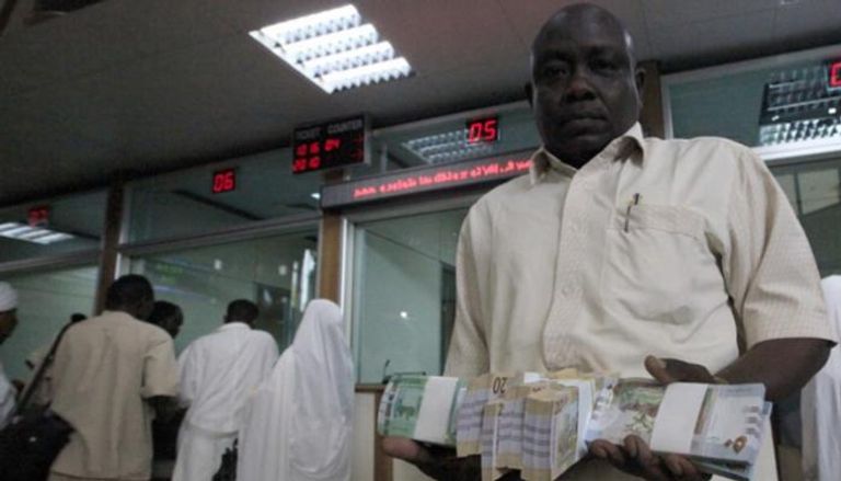 الجنيه السوداني يواصل الهبوط أمام الدولار في السوق الرسمية