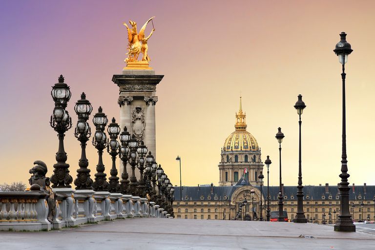 جسر Pont Alexandre III ليلي كولينز من مسلسل Emily in Paris