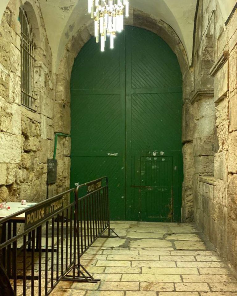 الشرطة الإسرائيلية خلال عملية اعتقال الفلسطيني بالأقصى
