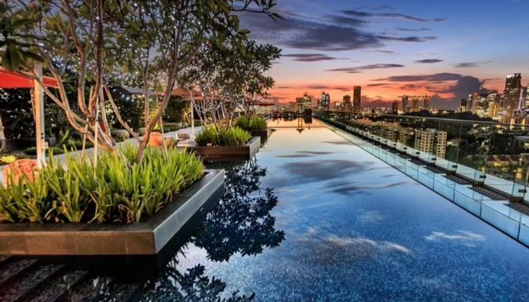 حوض السباحة على سطح فندق JEN Singapore