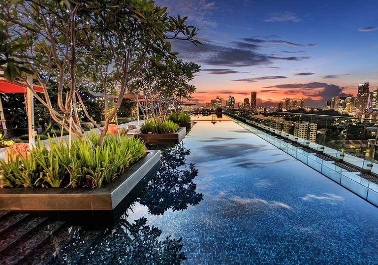 حوض السباحة أعلى فندق JEN Singapore حوض السباحة على سطح فندق JEN Singapore