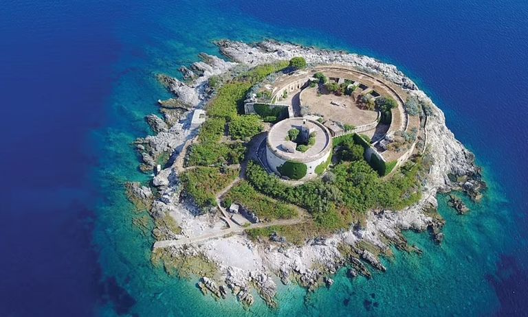 جزيرة قلعة CASTLE STALKER