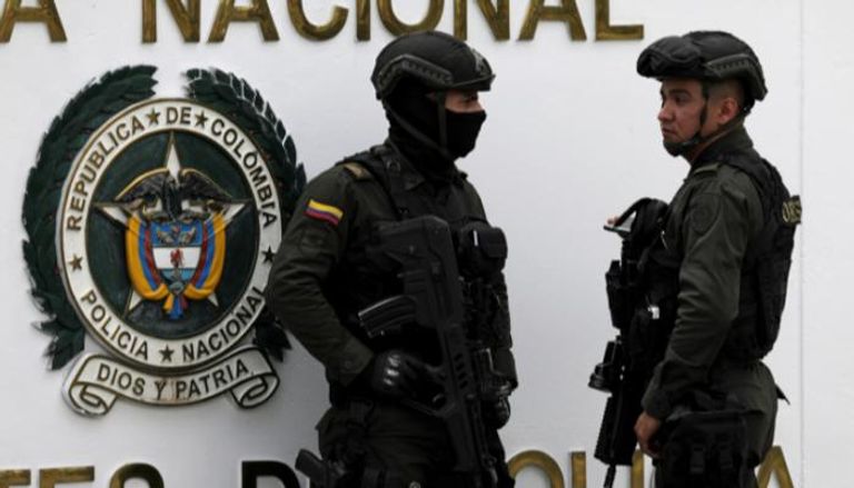 عنصران من الشرطة الكولومبية