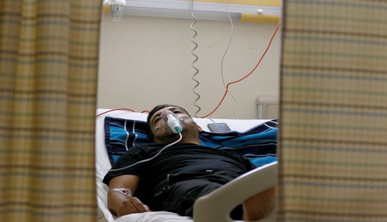 طبيب يساعد أحد المصابين في تسرب الغاز