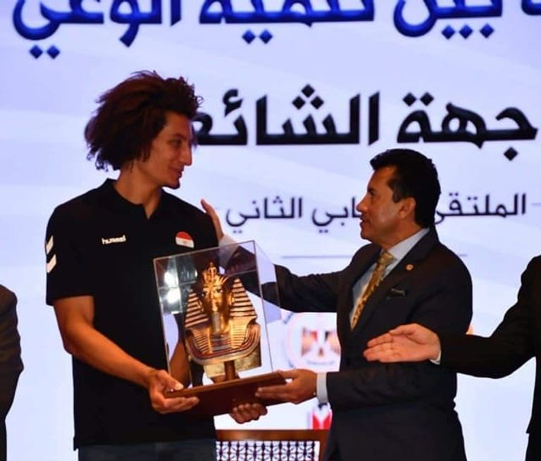 تكريم علي زين علي زين نجم برشلونة الإسباني لكرة اليد