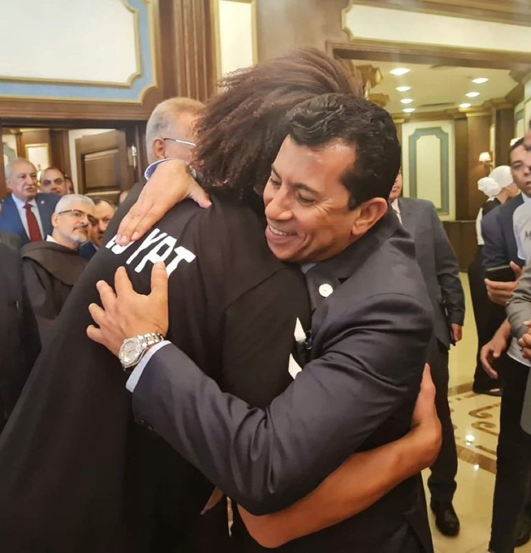 تكريم علي زين علي زين نجم برشلونة الإسباني لكرة اليد