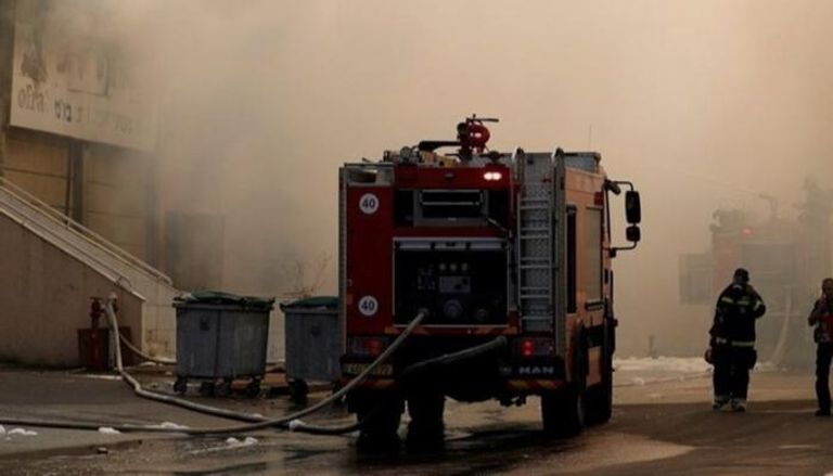عربة إطفاء تشارك في عمليات إخماد الحريق