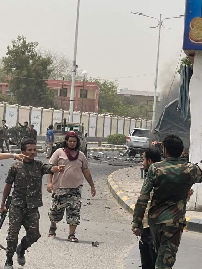 صورة تظهر تضرر دورية عسكرية كانت تقل الجنود المرافقين للمسؤول الأمني