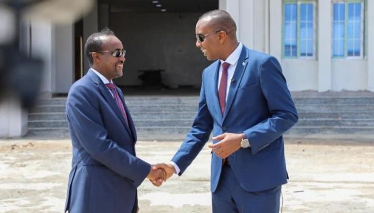 رئيسا وزراء الصومال السابق والحالي يتصافحان بعد تسلم الأخير مهامه