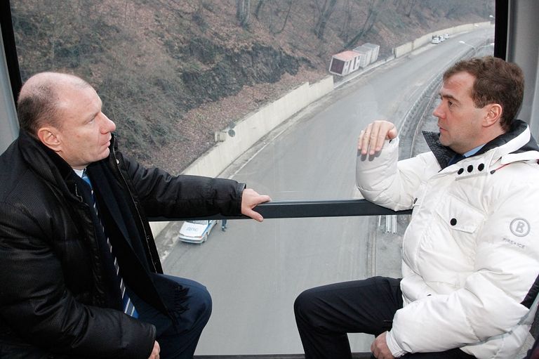 الرئيس الروسي السابق دميتري ميدفيديف يتحدث مع رئيس شركة Interros فلاديمير بوتانين أثناء مرورهما بالقطار المائل إلى منتجع التزلج Rosa Khutor خارج سوتشي في 4 يناير 2011 - أ ف ب الملياردير الروسي فلاديمير بوتانين - رويترز