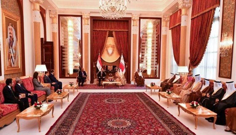 ملك البحرين يستقبل الرئيس المصري