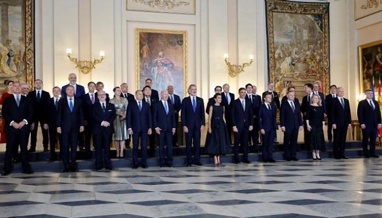 قادة الناتو يقفون لالتقاط صورة مع ملك إسبانيا فيليب -رويترز