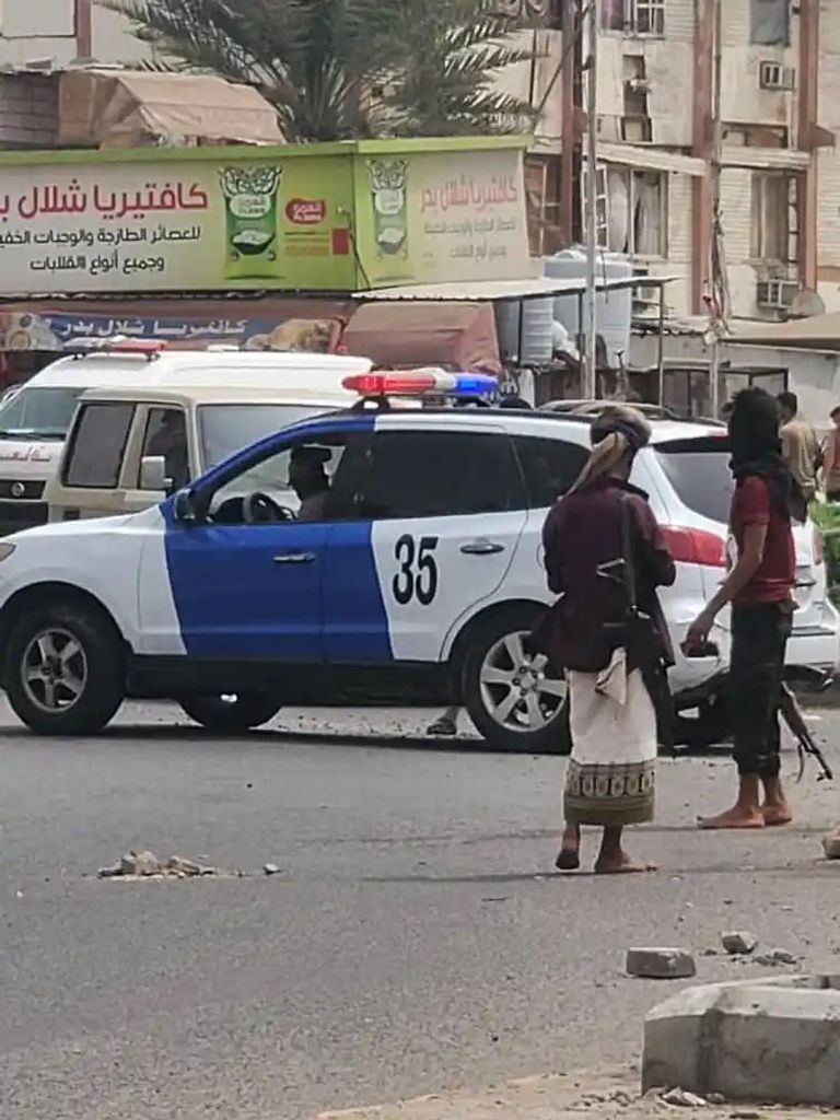 جانب من التفجير الذي استهدف مدير شرطة لحج اليمنية