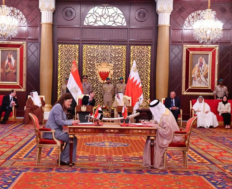 جانب من توقيع اتفاقيات بين  البلدين جانب من لقاء عاهل البحرين والرئيس المصري