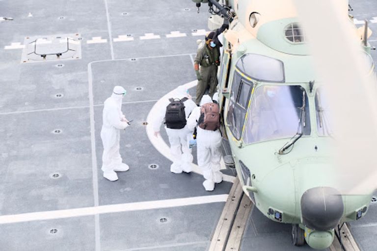 جانب من عملية إنقاذ البحارة الأربعة - القوات البحرية المشتركة