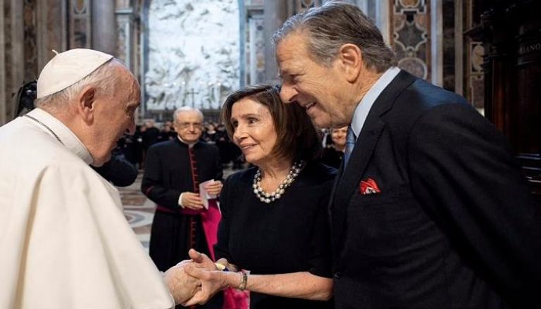 بيلوسي مع زوجها أثناء لقاء البابا