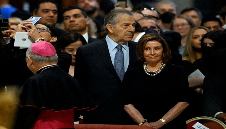 بيلوسي مع زوجها في أثناء لقاء البابا
