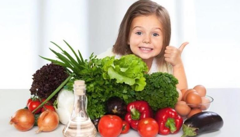 حصة الخضروات المناسبة تعادل حجم يدي الطفل 