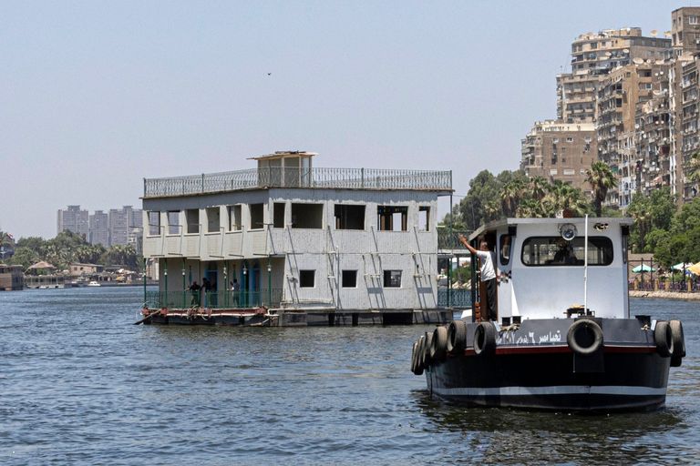 عوامات في القاهرة اتخذ قرار بإزالتها