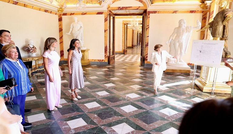 جيل بايدن والملكة ليتيتسيا تشاهدان قطعة زجاجية