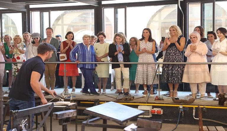 جيل بايدن والملكة ليتيتسيا تشاهدان قطعة زجاجية