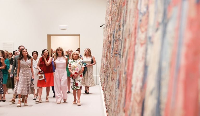 جيل بايدن والملكة ليتيتسيا تشاهدان قطعة زجاجية