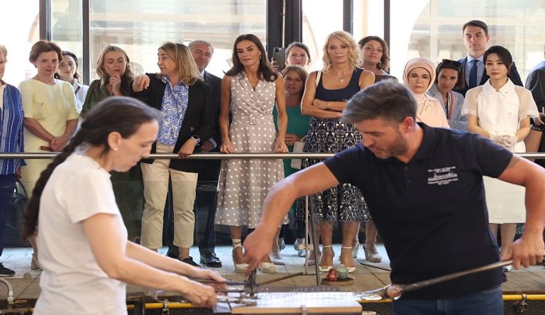 جيل بايدن والملكة ليتيتسيا تشاهدان قطعة زجاجية