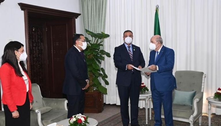 الرئيس الجزائري يتسلم رسالة خطية من نظيره المصري