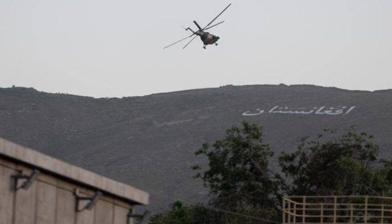 مروحية عسكرية لطالبان تحلق فوق المنطقة الخضراء في كابول (أ ف ب)