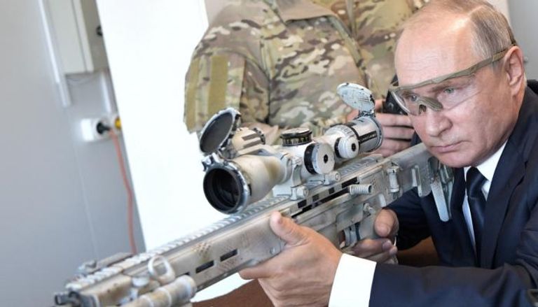 الرئيس الروسي فلاديمير بوتين يختبر بندقية قنص
