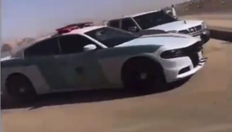شرطي مرور يضبط مخالفا بقوة السلاح في السعودية