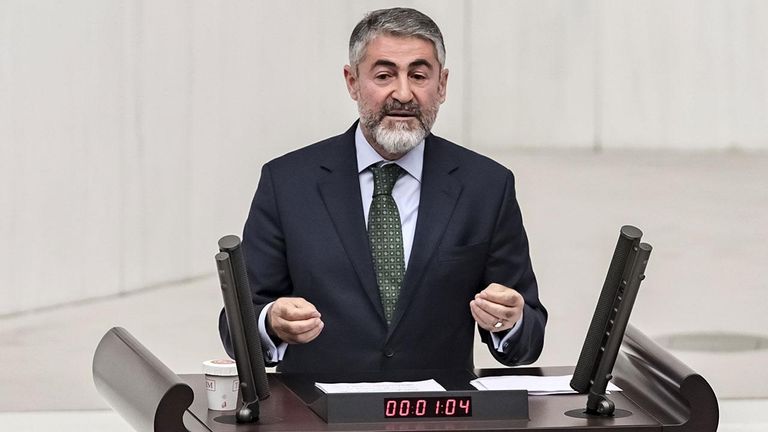 وزير المالية التركي خلال إلقاء كلمته بالبرلمان