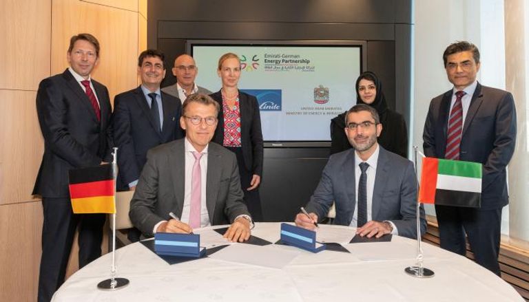 أثناء توقيع مذكرة التفاهم بين وزارة الطاقة الإماراتية وليندا الألمانية